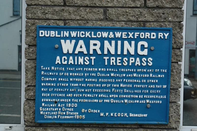Blaues Emailschild der Dublin Wicklow and Wexford Railway gegen unbefugtes Betreten.
