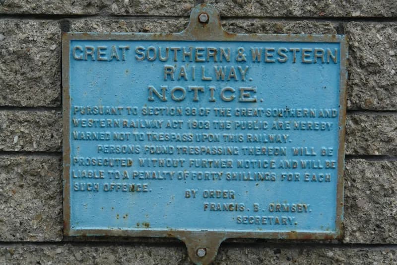 Hellblaues Emailschild der Great Southern and Western Railway.