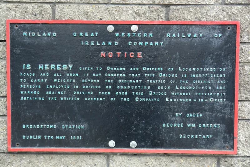 Emailschild der Midland Great Western Railway of Ireland Company, schwarze Schrift in rotem Rand.