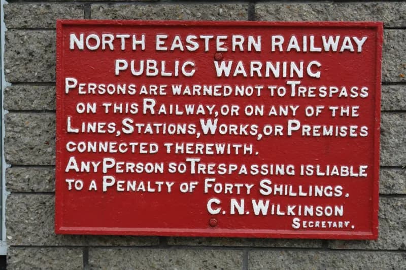 Rotes Emailwarnschild der North Eastern Railway gegen unbefugtes Betreten, Strafe vierzig Shilling.